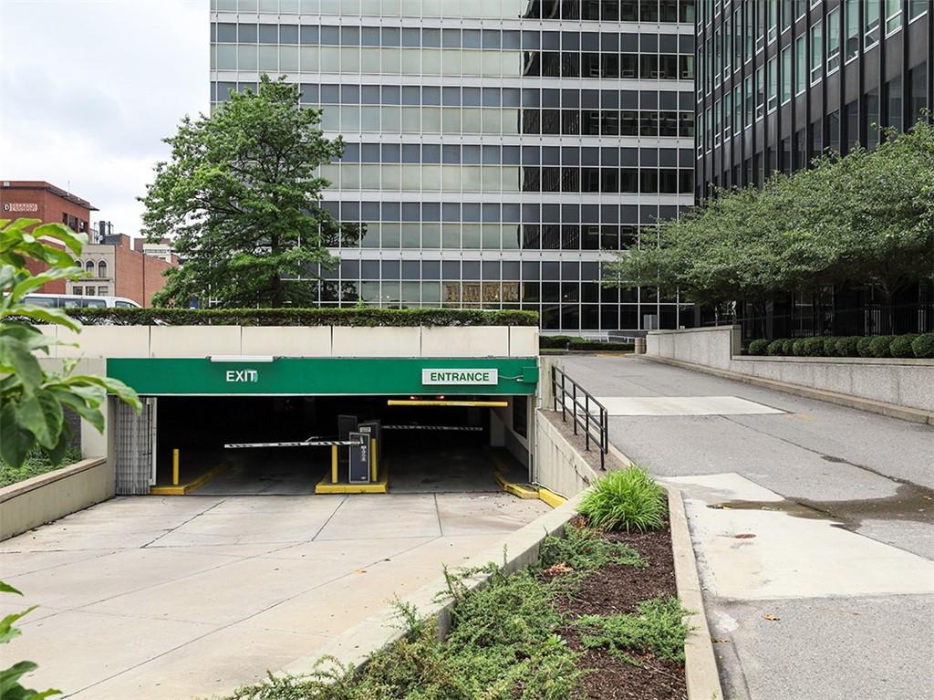 112 Washington Place, Unit 2F Pittsburgh, PA 15219 - Photo 29 of 30 a backyard of a house with a yard and outdoor seating