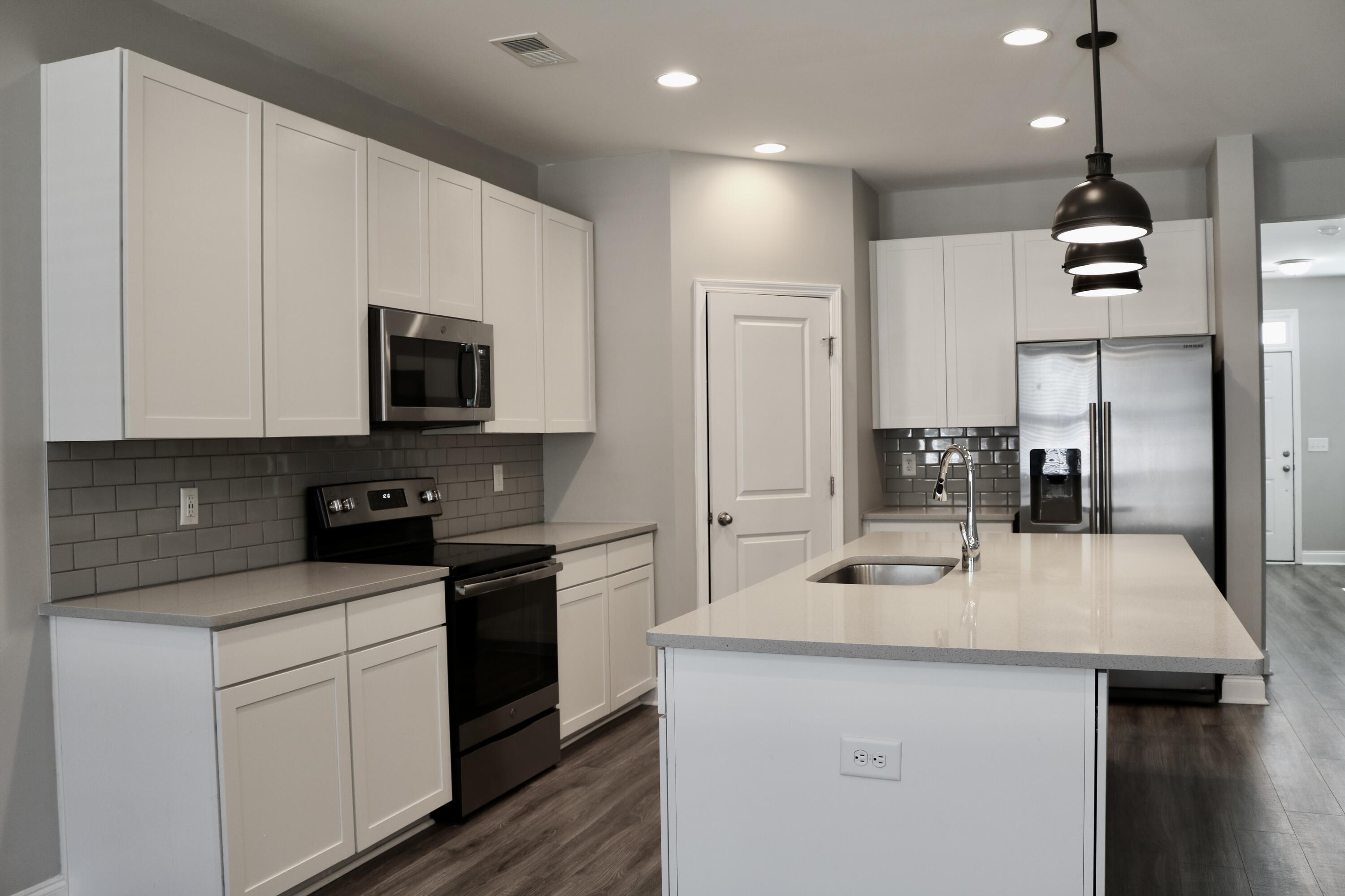 7869 Montview Road North Charleston, SC 29418 - Photo 3 of 25 Kitchen
