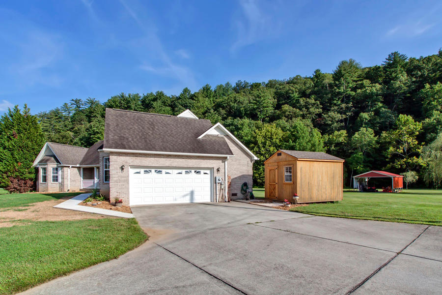 792 Mays Valley Road Harriman, TN 37748 - Photo 35 of 40 35_MaysValleyRoad_792_GarageSide