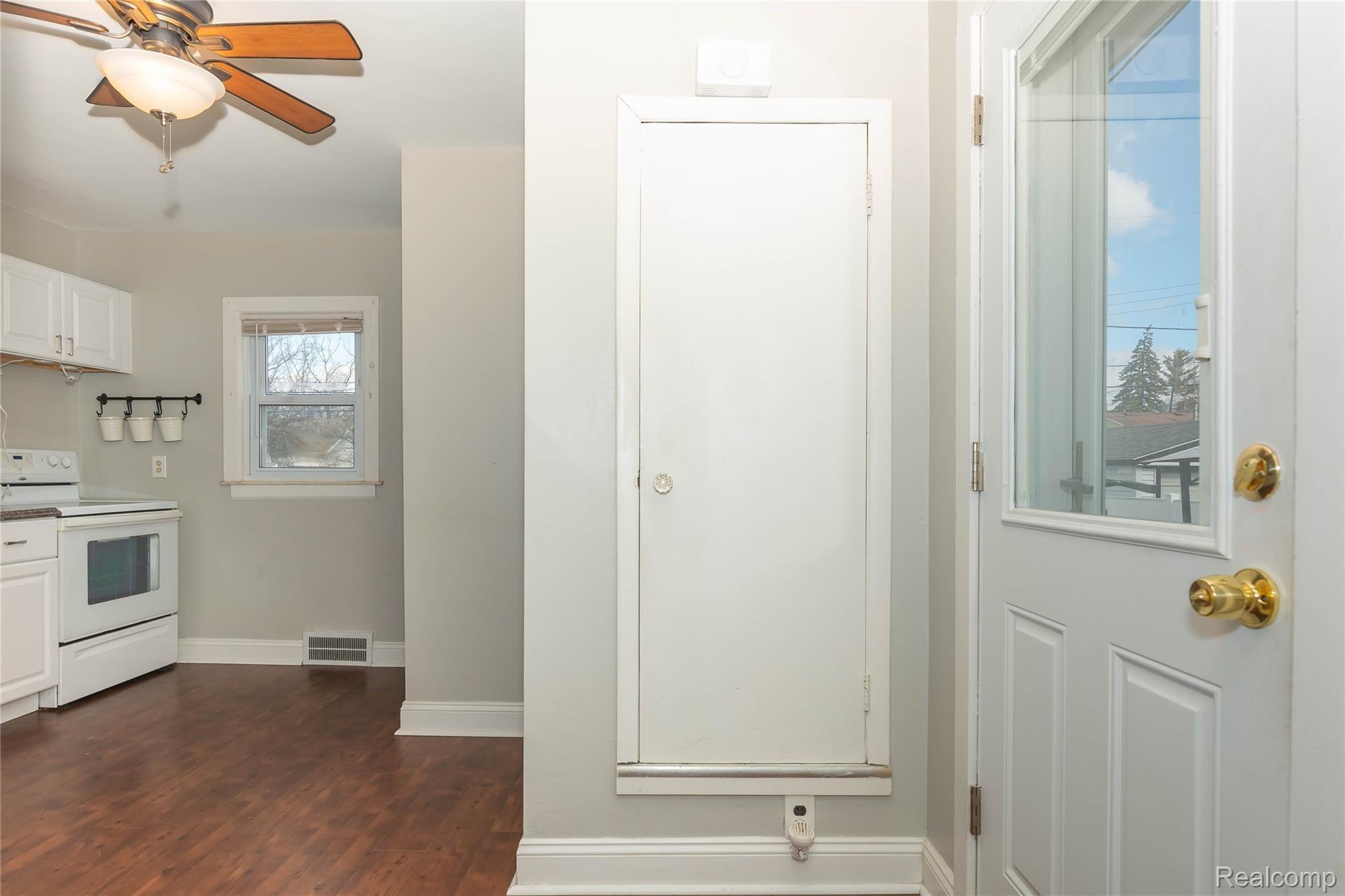 337 Roth Boulevard Clawson, MI 48017 - Photo 9 of 27 Kitchen with door to back deck
