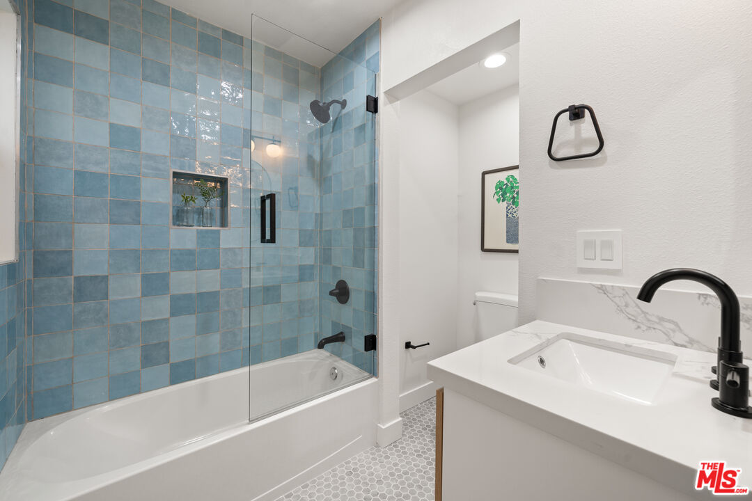 2818 Hillcrest Drive Los Angeles, CA 90016 - Photo 12 of 16