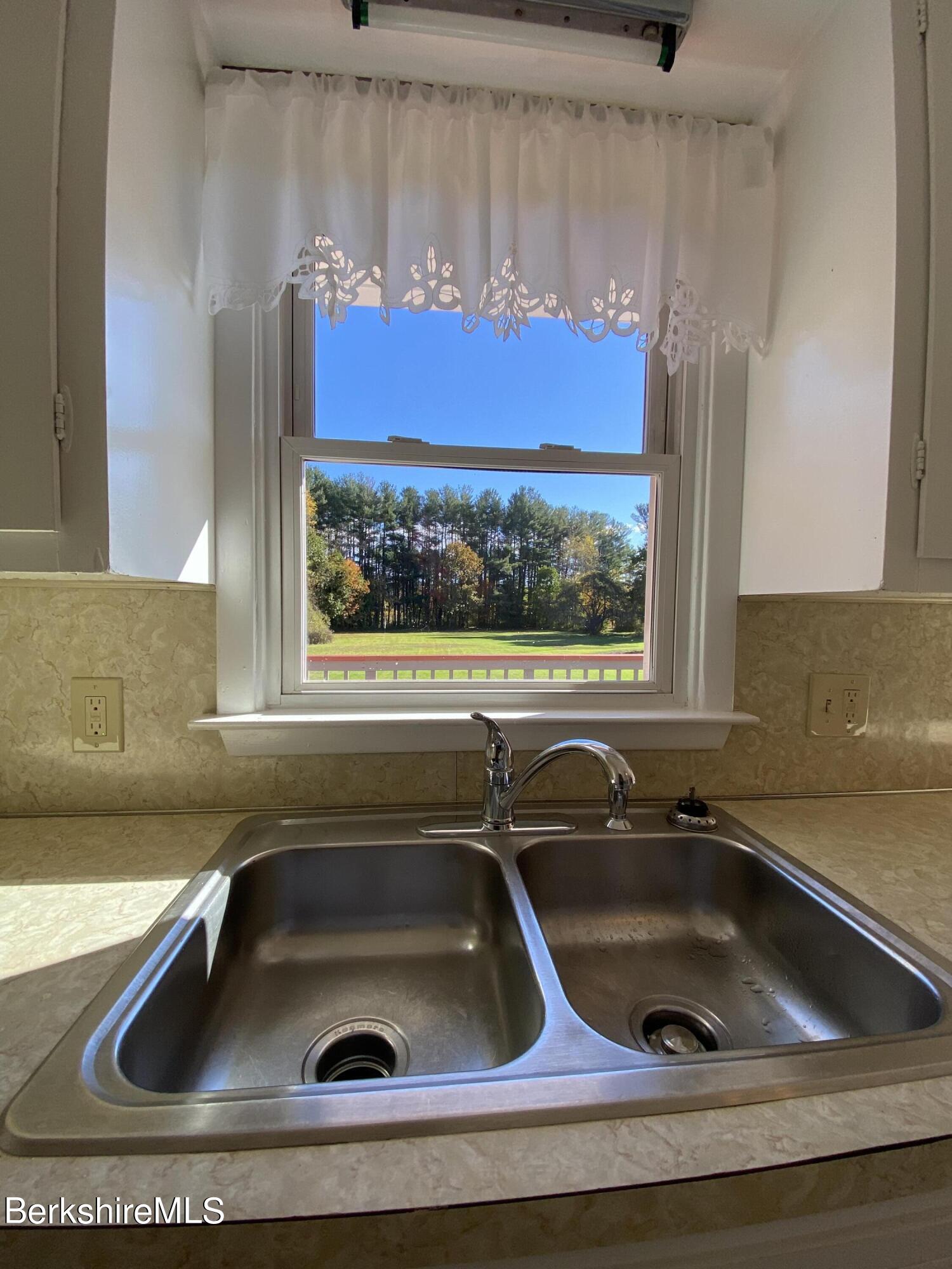 32 Oak Hill Road Pittsfield, MA 01201 - Photo 10 of 28 D941F5CE-B3CC-4C01-A980-84232674E254