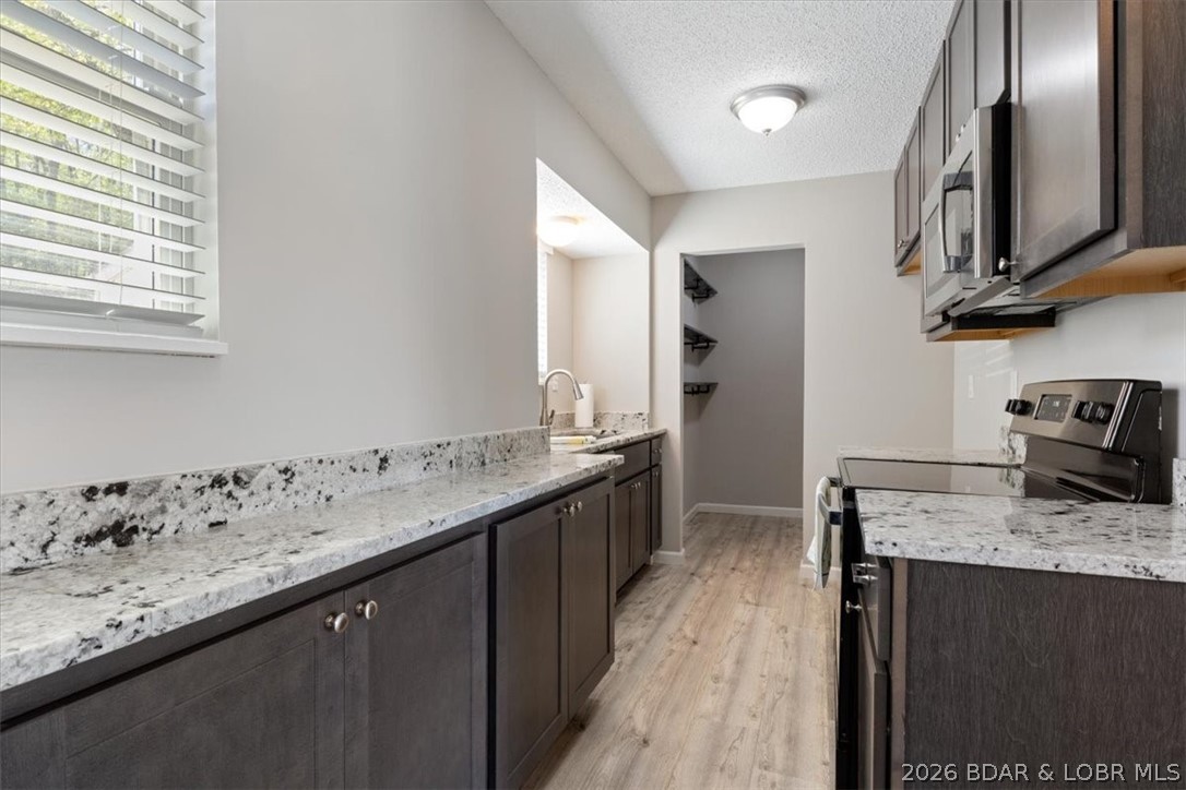 57 Oriole Road Lake Ozark, MO 65049 - Photo 13 of 41 Kitchen