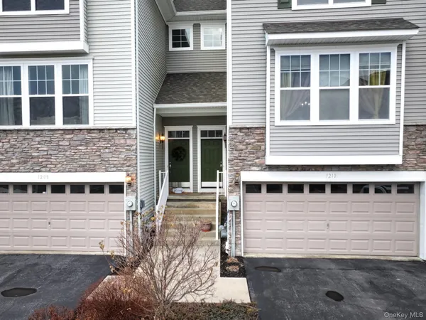 $479,999 | 1210 Hawthorn Way, New Windsor, NY 12553