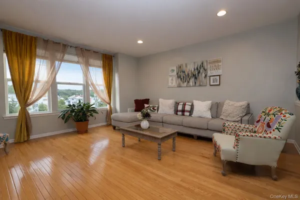 $479,999 | 1210 Hawthorn Way, New Windsor, NY 12553