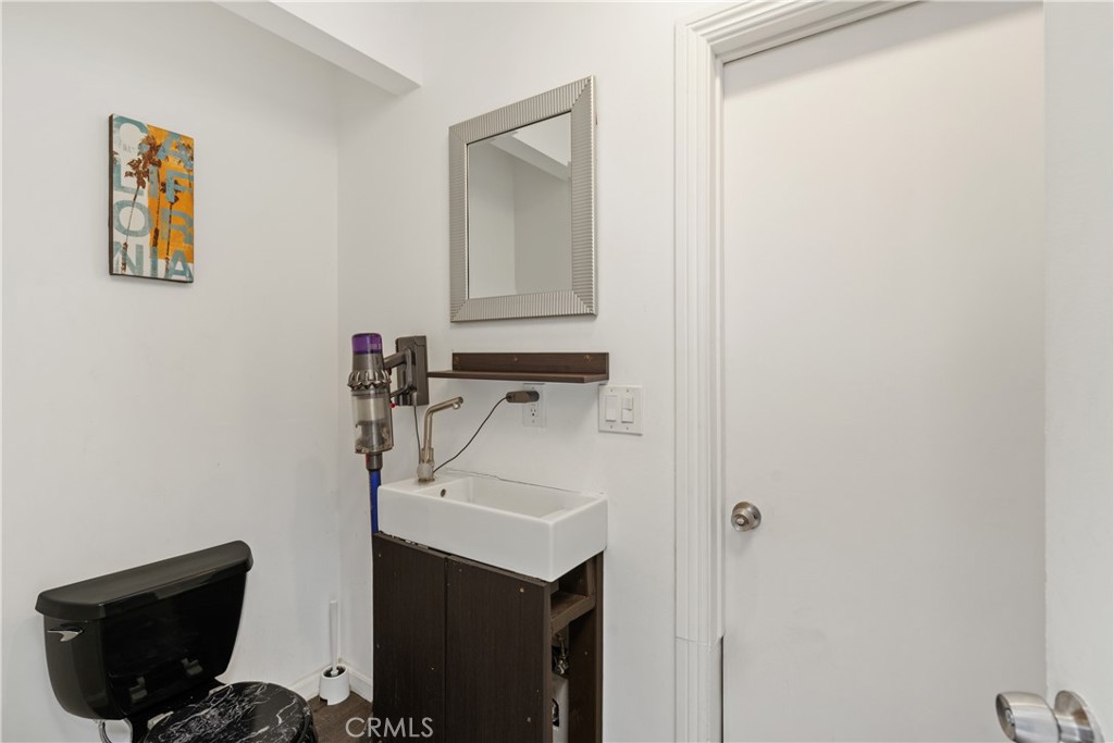 7241 Woodrow Wilson Drive Los Angeles, CA 90068 - Photo 23 of 43 a bathroom with a toilet sink and mirror