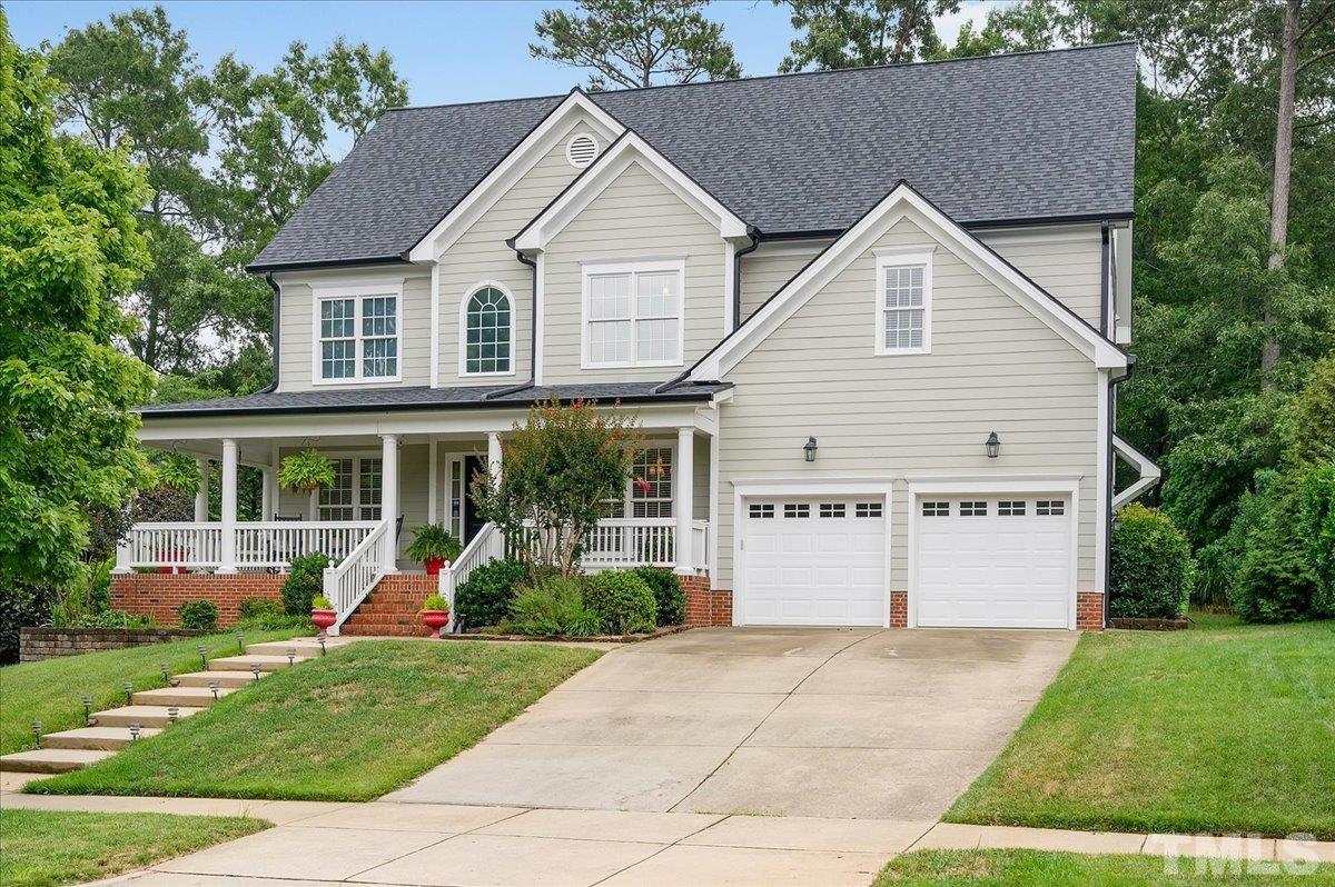 a view of a yard in front of house