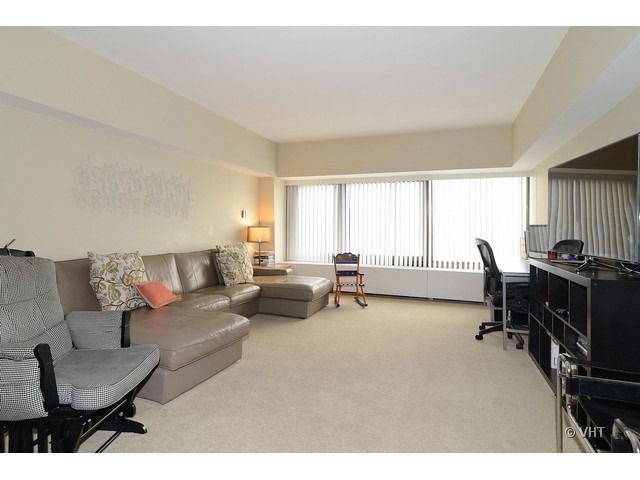 175 East Delaware Place, Unit 7007 Chicago, IL 60611 - Photo 2 of 9