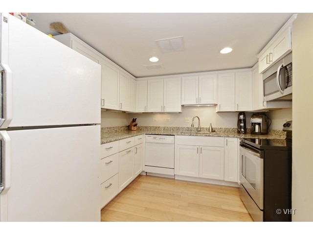 175 East Delaware Place, Unit 7007 Chicago, IL 60611 - Photo 4 of 9