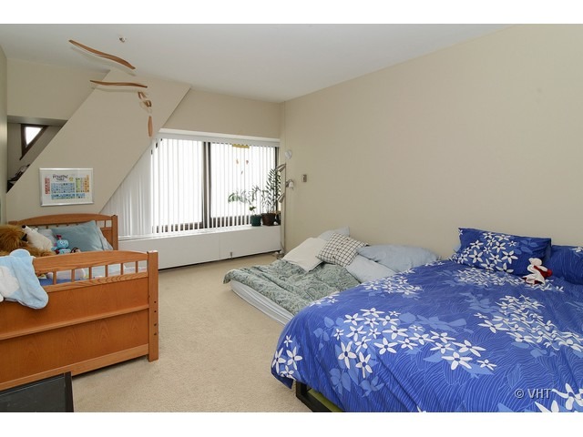 175 East Delaware Place, Unit 7007 Chicago, IL 60611 - Photo 6 of 9