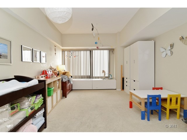 175 East Delaware Place, Unit 7007 Chicago, IL 60611 - Photo 7 of 9