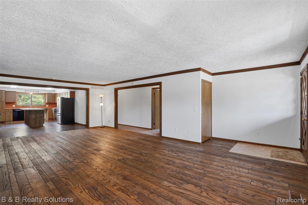 780 North Van Dyke Road, Unit APARTMENT #1 Almont, MI 48003 - Photo 7 of 28