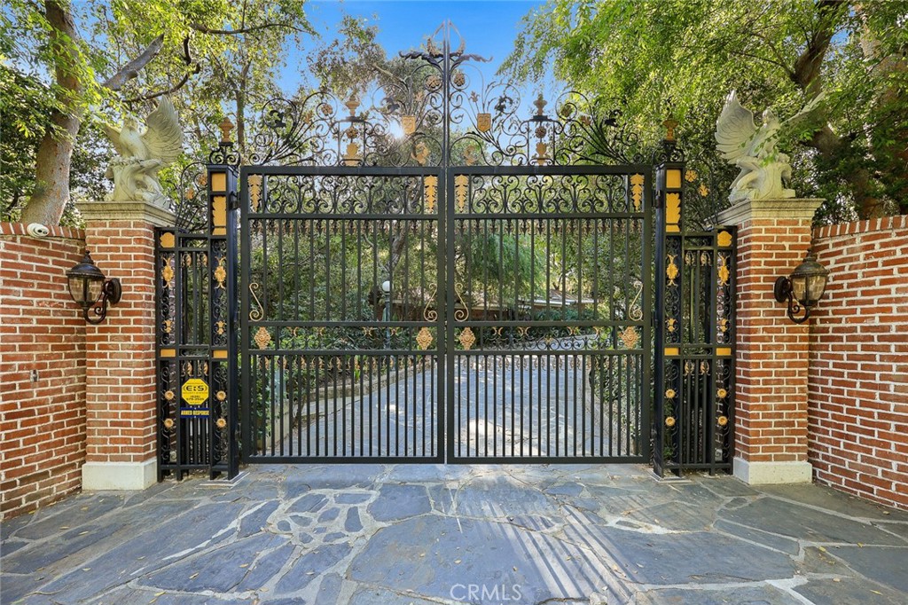 999 Rosalind Road San Marino, CA 91108 - Photo 3 of 70 a view of a balcony with a pot