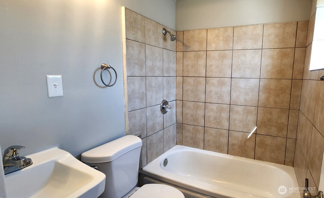 124 West Shoshone Street Pasco, WA 99301 - Photo 4 of 9
