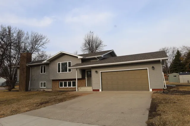 $230,000 | 1403 12th Street North, Wahpeton, ND 58075