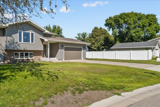 $230,000 | 1403 12th Street North, Wahpeton, ND 58075