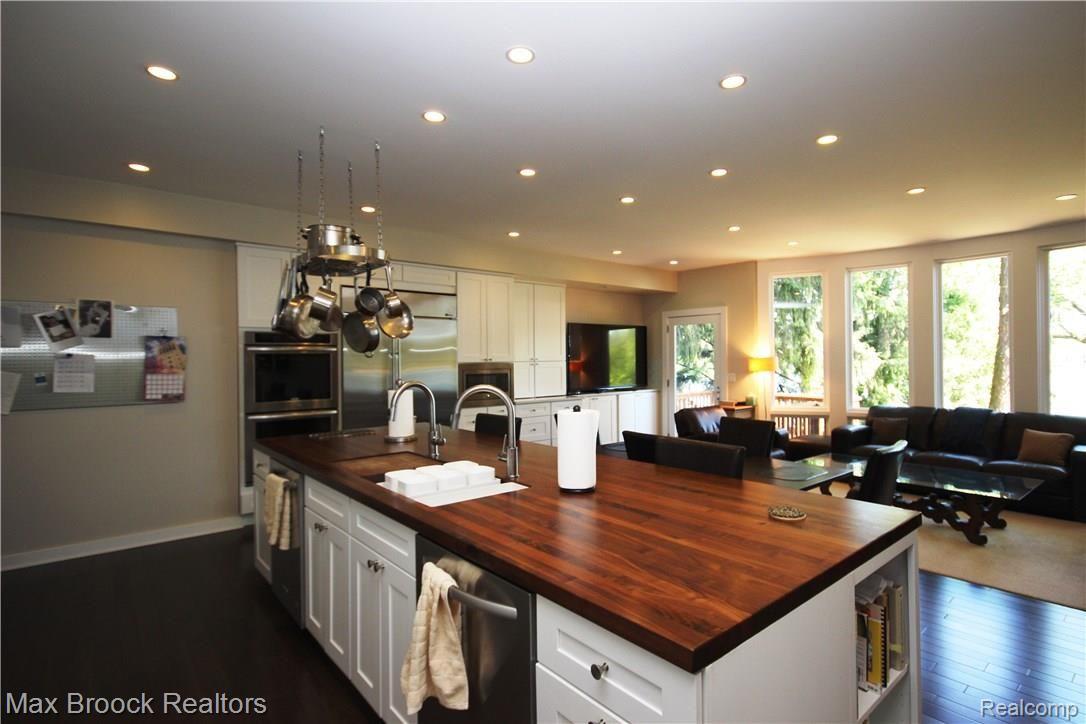 6290 Commerce Road West Bloomfield, MI 48324 - Photo 12 of 51 A kitchen Chef Ramsay would be proud of