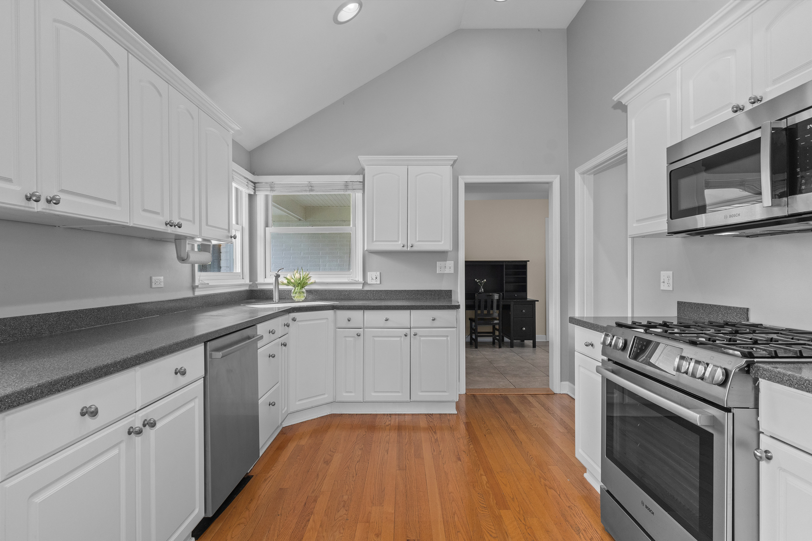 825 Highview Terrace Lake Forest, IL 60045 - Photo 10 of 32