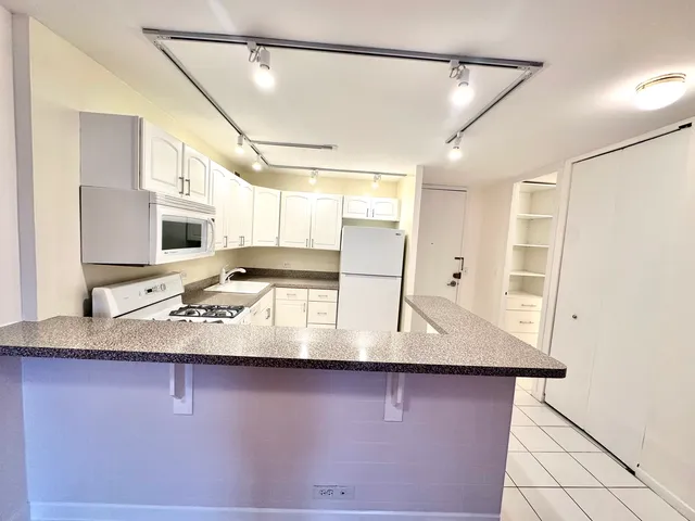 $1,950 | 1960 North Lincoln Park West, Unit 402, Chicago, IL 60614