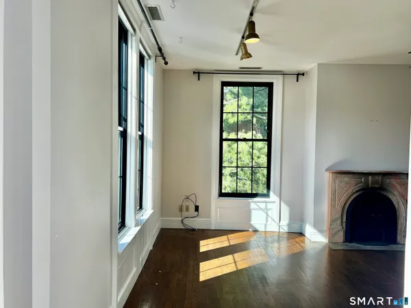 $2,390 | 34-36 Charter Oak Place, Unit 4, Hartford, CT 06106