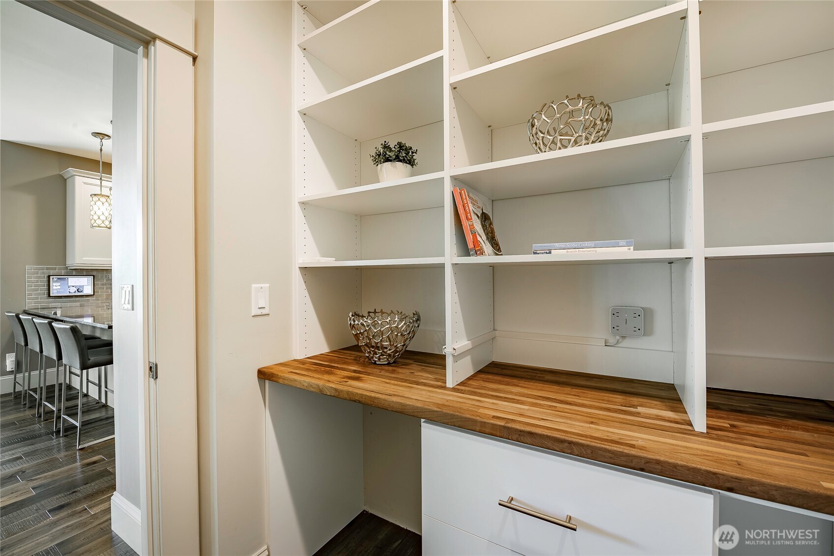9125 Shearwater Road Blaine, WA 98230 - Photo 15 of 40 a room with a book shelf