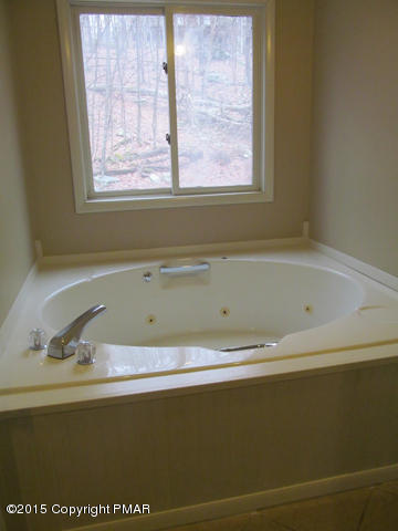 6035 Decker Road Bushkill, PA 18324 - Photo 19 of 35 jacuzzi bath