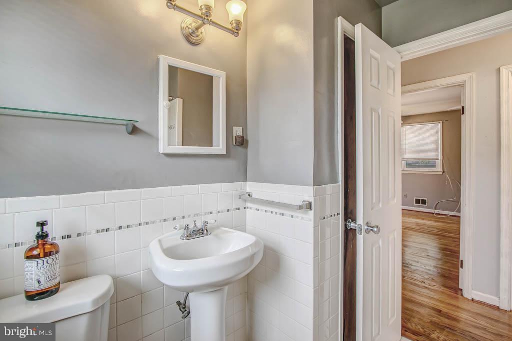 2500 Ritchie Road District Heights, MD 20747 - Photo 19 of 32 Main level bath