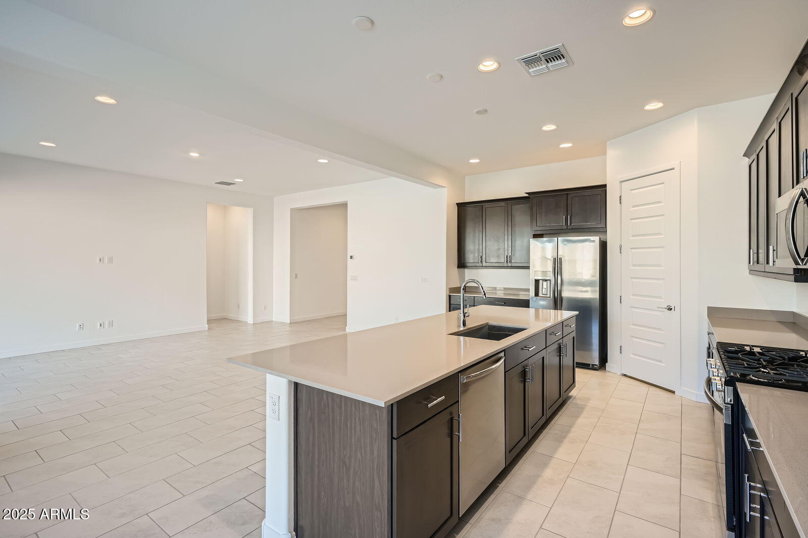 3252 West Peak View Road Phoenix, AZ 85083 - Photo 4 of 23 Kitchen