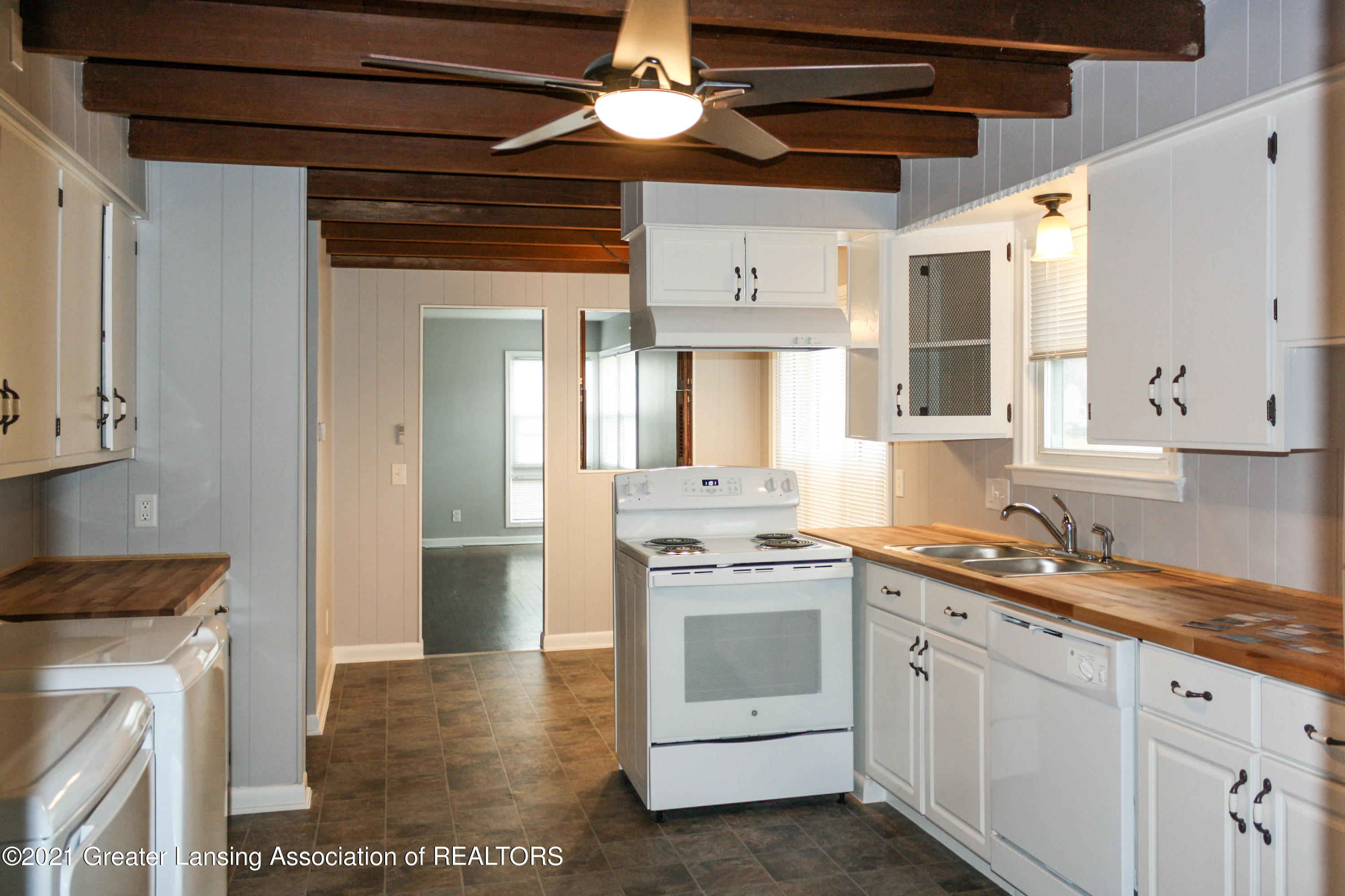 6040 Hughes Road Lansing, MI 48911 - Photo 6 of 23 Kitchen