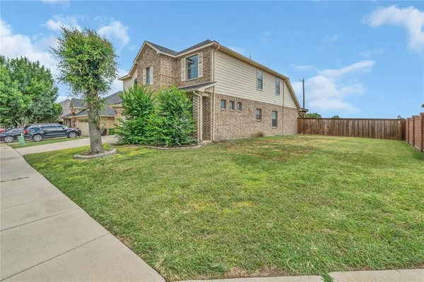a view of an house with backyard and garden