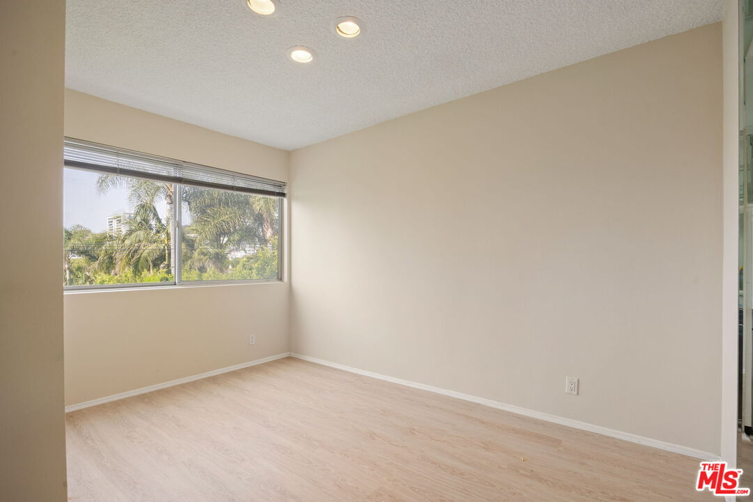 1025 North Kings Road, Unit 313 West Hollywood, CA 90069 - Photo 13 of 18 an empty room with a window