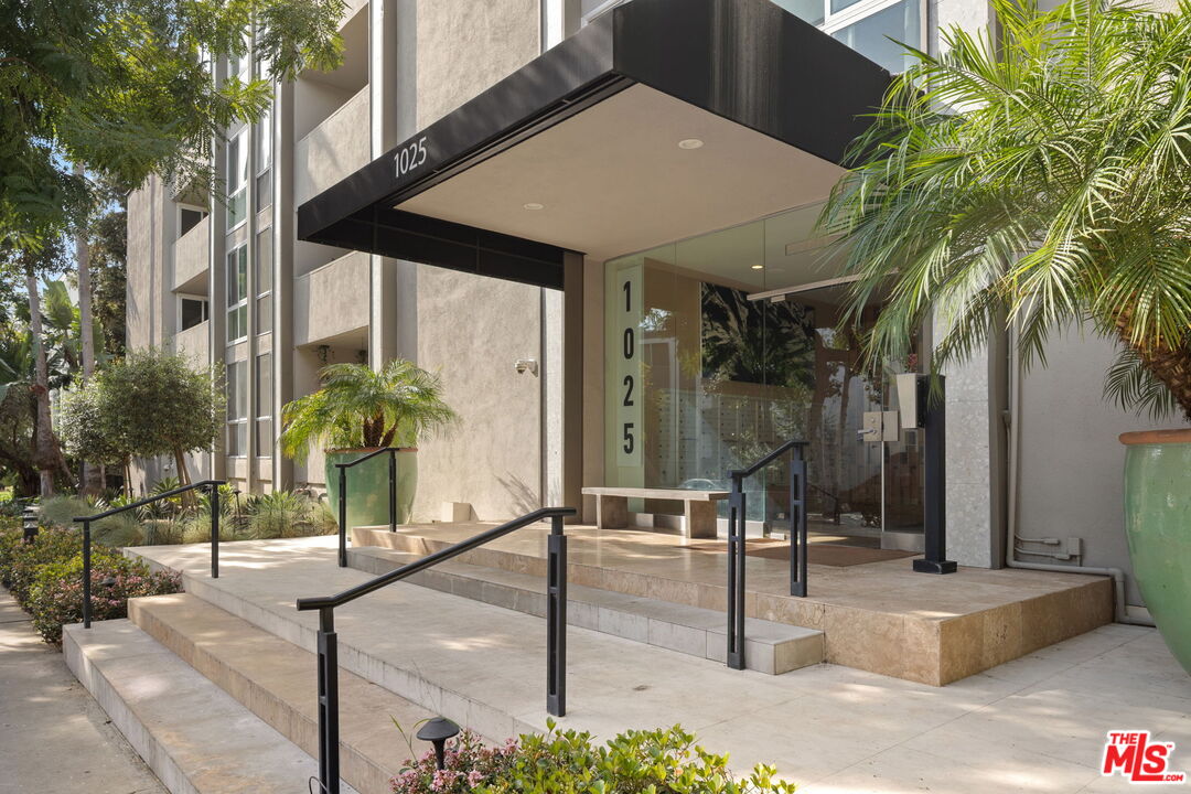 1025 North Kings Road, Unit 313 West Hollywood, CA 90069 - Photo 2 of 18 a front view of a house with garden