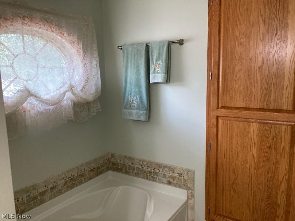 4014 Templeton Road Northwest Warren, OH 44481 - Photo 15 of 23 Owner's Bath