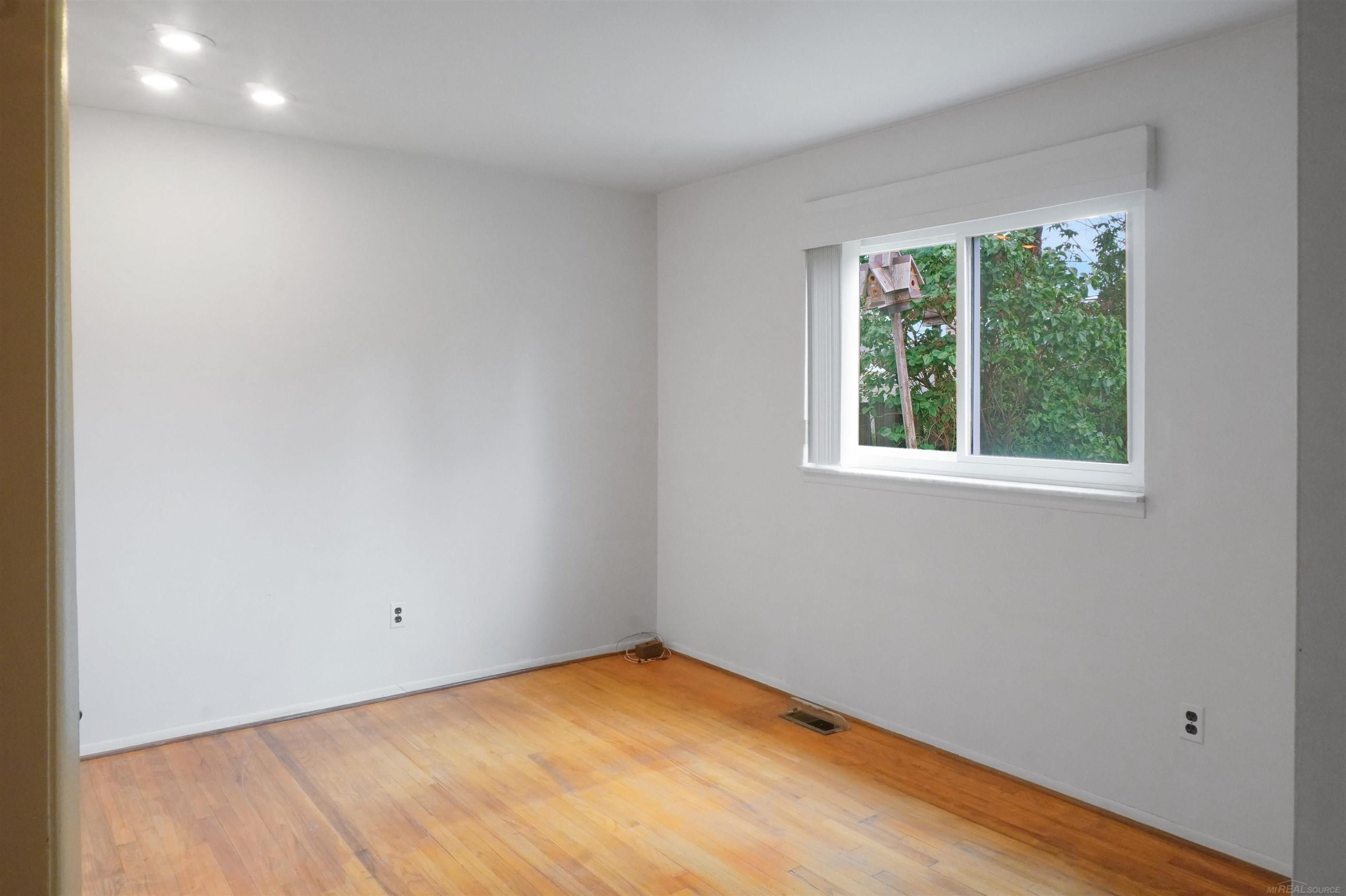 33726 Dyar Court Sterling Heights, MI 48310 - Photo 24 of 45 50212311-6c08f72a-1292-4f10-b697-72d1e148fcc4.JPG