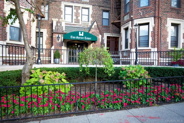 $2,800 | 2 Spruce Street, Unit 2J, Great Neck, NY 11021