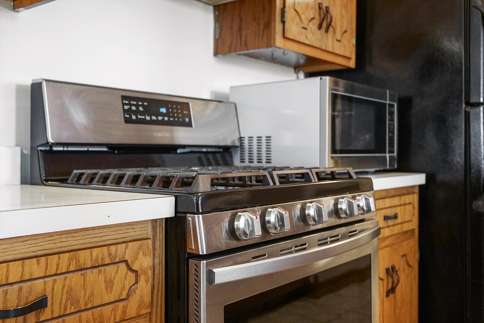 12554 Arbor Drive Alsip, IL 60803 - Photo 8 of 28 a stove top oven sitting inside of a kitchen