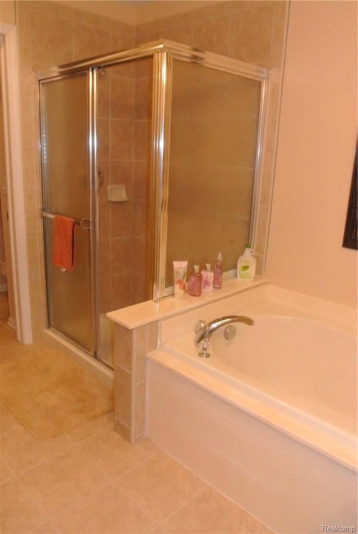 49550 Potomac Road Canton, MI 48188 - Photo 12 of 20 Master Bath Shower