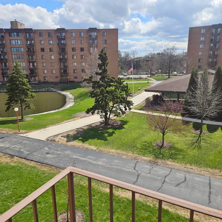 $314,900 | 1717 West Crystal Lane, Unit 310, Mount Prospect, IL 60056