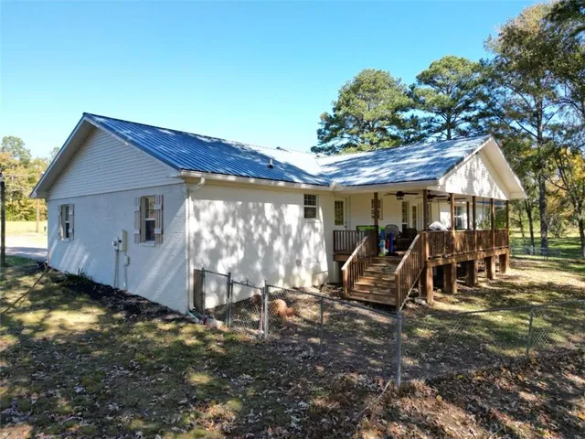 a view of a house with backyard