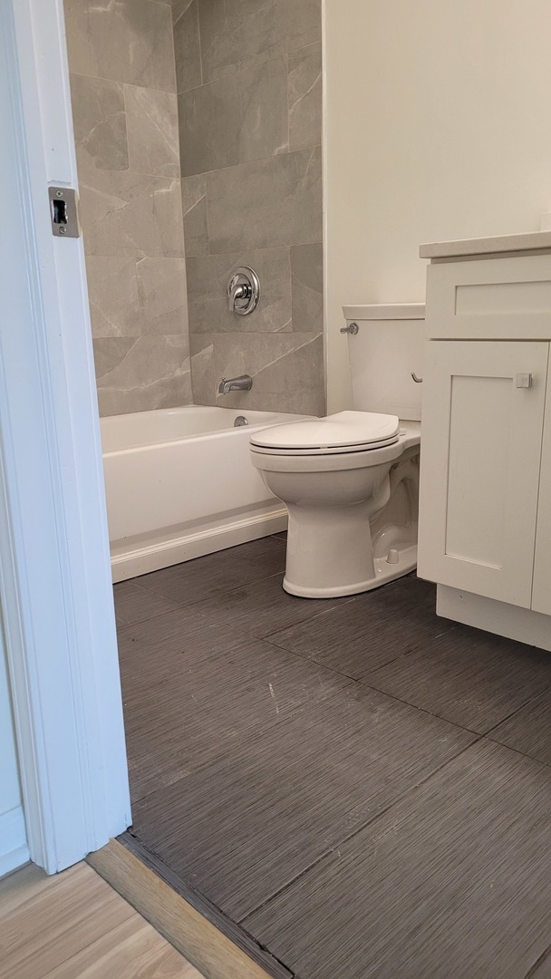 514 Kiowa Circle, Unit 204 Naperville, IL 60565 - Photo 7 of 8 a bathroom with a toilet and a bathtub