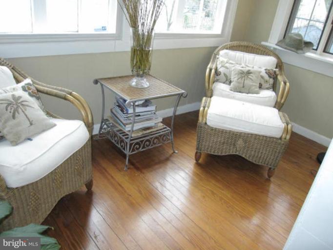 725 Hollen Road Baltimore, MD 21212 - Photo 12 of 12 a living room with furniture and a table