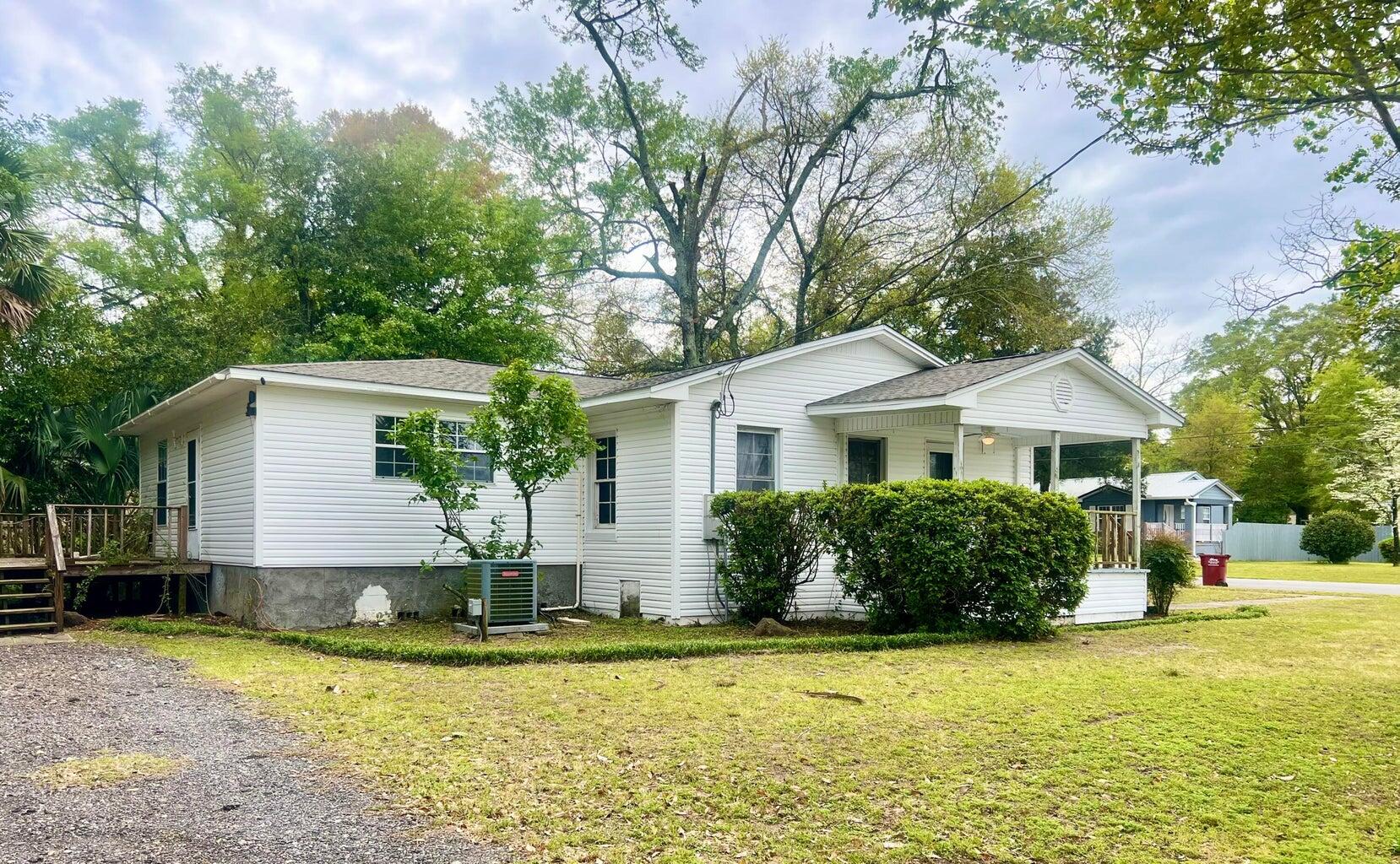 328 Dixie Street Crestview, FL 32536 - Photo 1 of 2 328 Dixie St