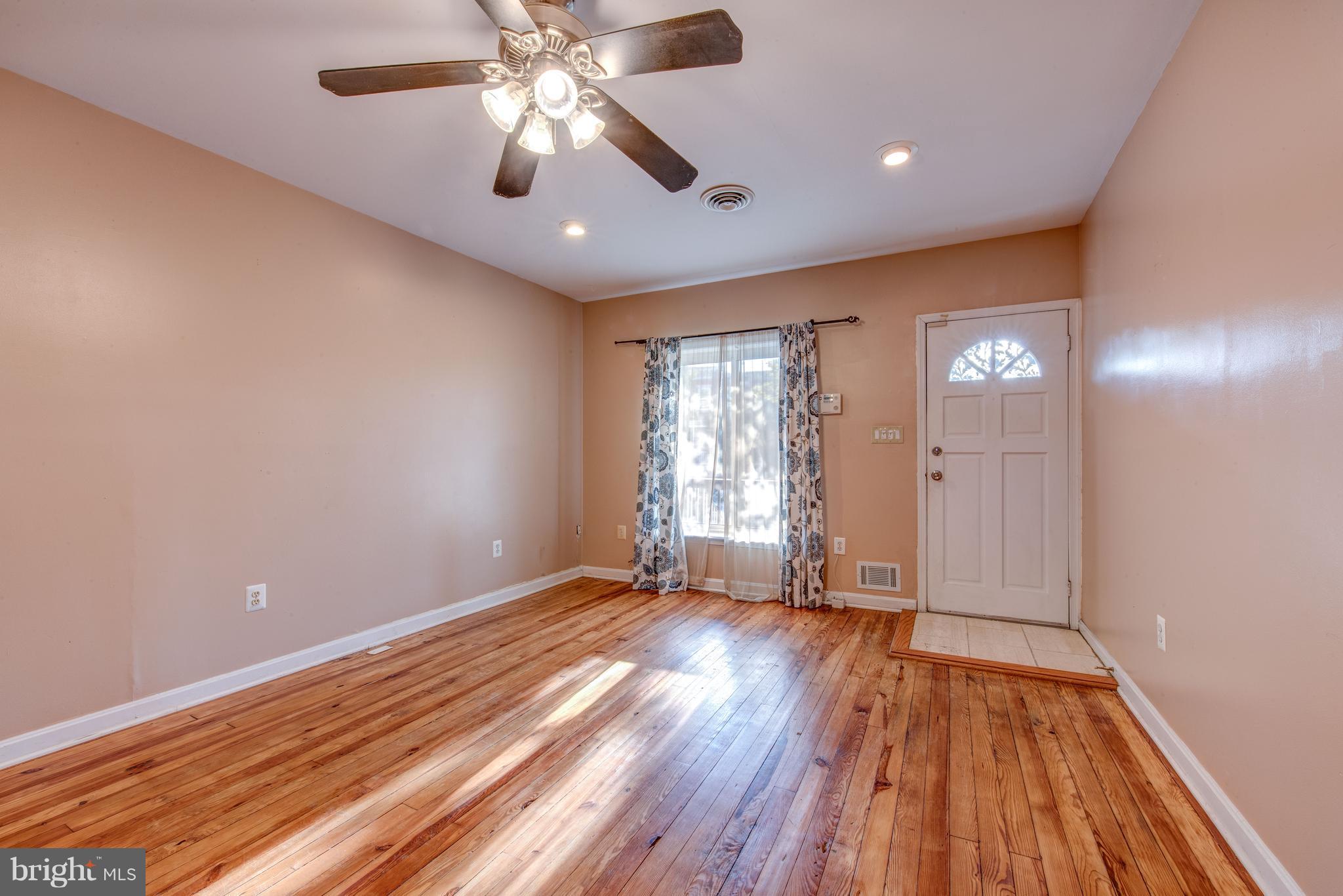 4325 Falls Road Baltimore, MD 21211 - Photo 3 of 18 Living Room