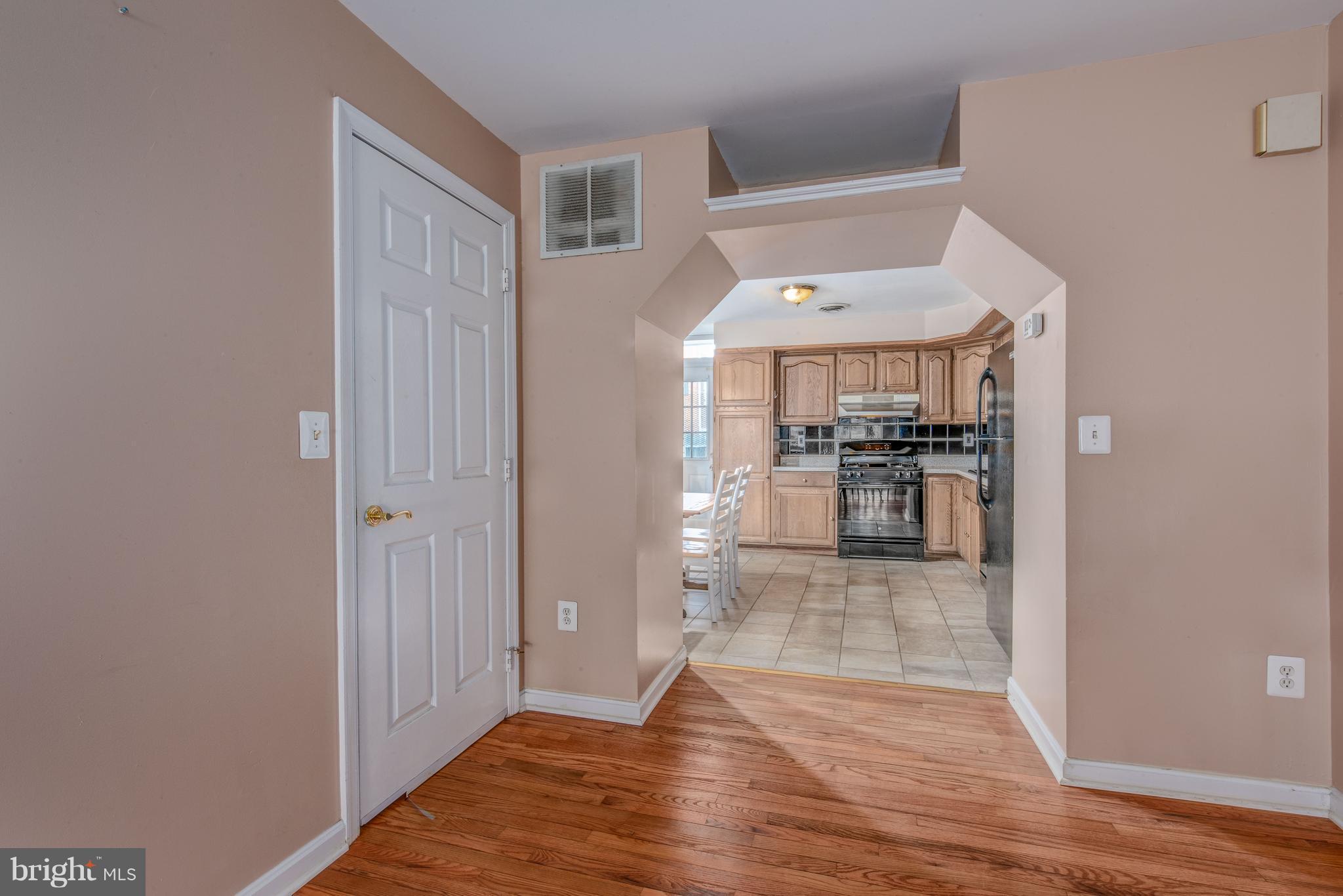 4325 Falls Road Baltimore, MD 21211 - Photo 5 of 18 Dining Room