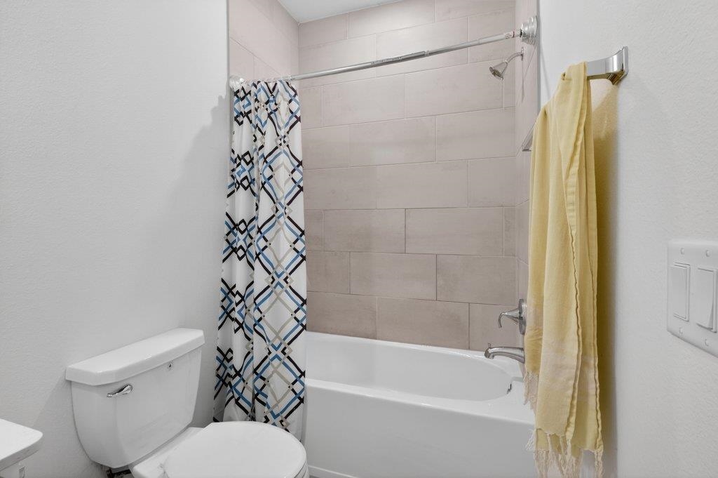 210 White Rabbit Run St. Augustine, FL 32092 - Photo 17 of 85 a bathroom with a toilet and a bathtub