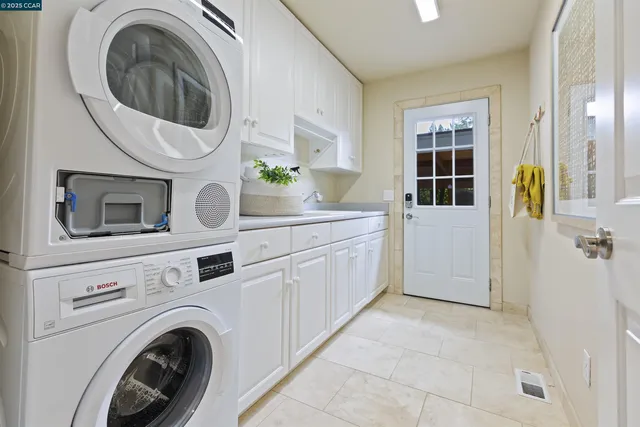 $2,395,000 | 5 Corte Sombrita, Orinda, CA 94563