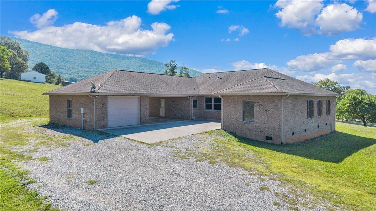 1320 Beaumont Road Roanoke, VA 24019 - Photo 10 of 54 39-DJI_20260903105352_0115_D