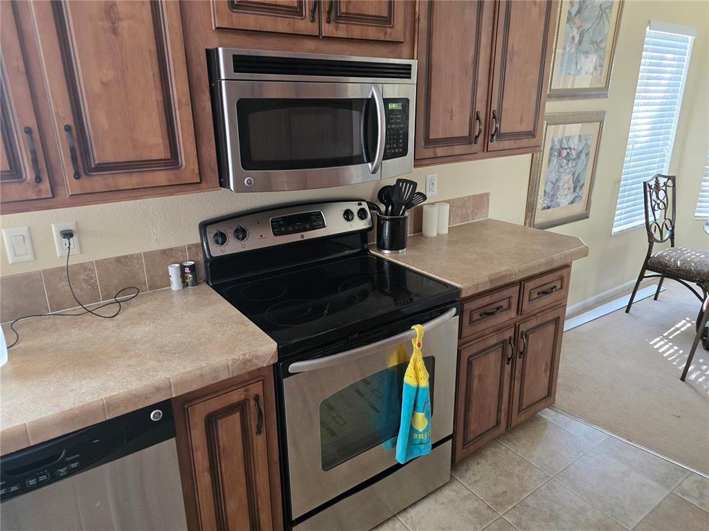 3690 Southeast 54th Avenue Morriston, FL 32668 - Photo 41 of 43 a kitchen with stainless steel appliances a stove microwave and sink