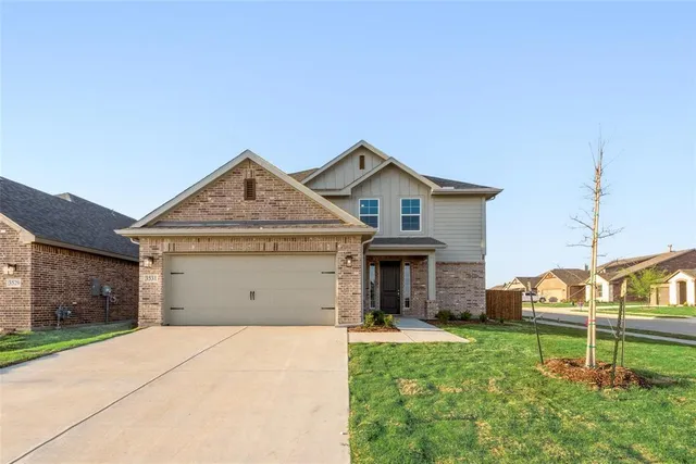 a view of a house with backyard