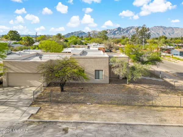 $2,200 | 1317 North Howard Boulevard, Tucson, AZ 85716